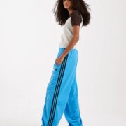 adidas Originals – Firebird – Lockere Trainingshose in Blau und Braun